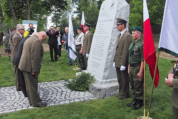 Pomnik stanął w roku świętowania 70. rocznicy utworzenia Lasów Państwowych