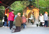   U koziańskiej Panienki  czciciele Matki Bożej  spotykają się codziennie o 19.30