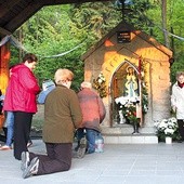   U koziańskiej Panienki  czciciele Matki Bożej  spotykają się codziennie o 19.30