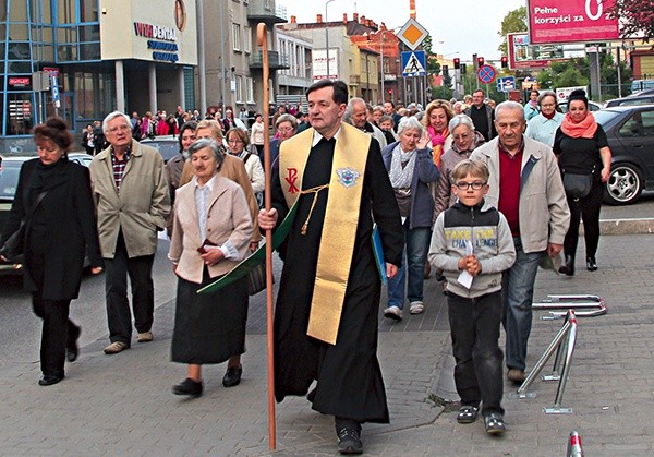 Na radomskich ulicach pielgrzymom przewodził ks. Mirosław Prasek COr