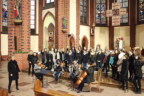 W kościele świętych Apostołów Piotra i Pawła w Katowicach  chór wystąpił z kwartetem smyczkowym AIRIS