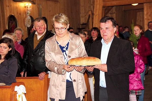  Podobnie jak w innych parafiach podczas procesji z darami do ołtarza przyniesione zostały m.in. chleb, zeszyty, piłka i zielony cyprys 