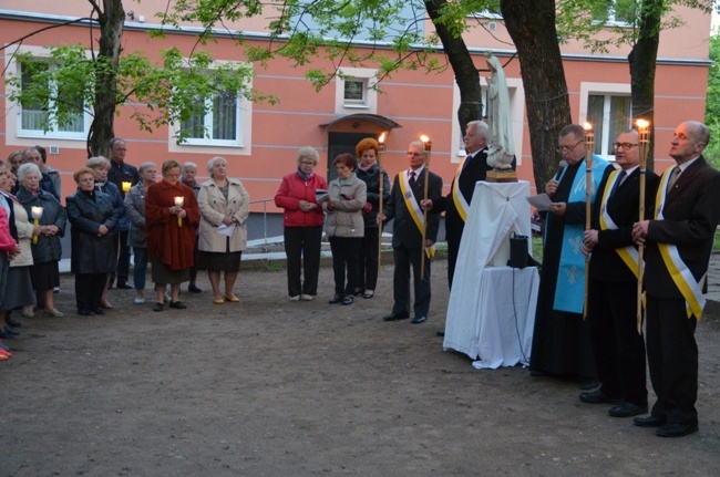 Nabożeństwo majowe w radomskiej parafii pw. MB Bolesnej na osiedlu Obozisko