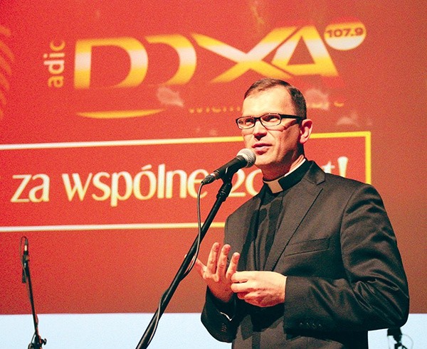 Ks. Krzysztof Faber podczas gali jubileuszowej w Filharmonii Opolskiej