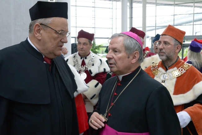 Doktorat honoris causa dla bp. Henryka Tomasika