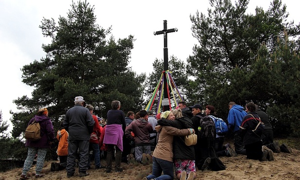 Przy krzyżu na łowickiej Przeprośnej Górce