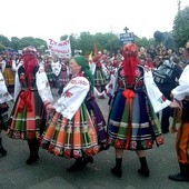 Taniec łowickich pielgrzymów przed pomnikiem kard. Stefana Wyszyńskiego