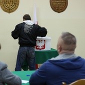 Ostatni wyborcy w lokalu wyborczym w Kowalach pojawili się około 22.00