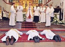  Koszalińska katedra, 23 maja. Przed nałożeniem rąk i modlitwą konsekracyjną kandydaci leżą krzyżem. W tym czasie śpiewa się Litanię do Wszystkich Świętych