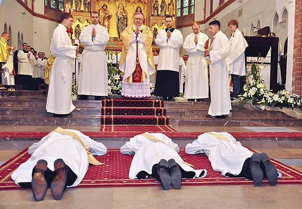  Koszalińska katedra, 23 maja. Przed nałożeniem rąk i modlitwą konsekracyjną kandydaci leżą krzyżem. W tym czasie śpiewa się Litanię do Wszystkich Świętych