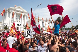 17.05.2015, Skopje. Protestujący przed budynkiem rządu demonstranci mieli także albańskie flagi