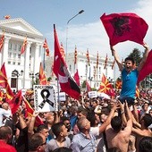 17.05.2015, Skopje. Protestujący przed budynkiem rządu demonstranci mieli także albańskie flagi