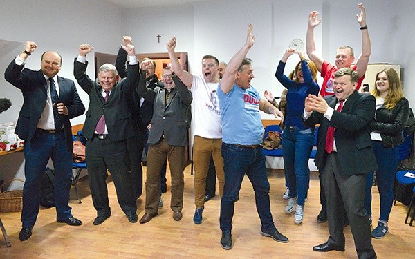  Radomski sztab PiS. Moment ogłoszenia wstępnych wyników drugiej tury wyborów prezydenckich
