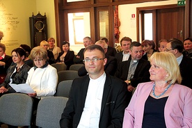  Prof. KUL Agnieszka Lekka-Kowalik (z prawej) i ks. Wojciech Wojtyła  przed drugą częścią sympozjum