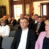  Prof. KUL Agnieszka Lekka-Kowalik (z prawej) i ks. Wojciech Wojtyła  przed drugą częścią sympozjum