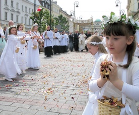 Centralna procesja Bożego Ciała w Warszawie co roku gromadzi  kilka tysięcy wiernych
