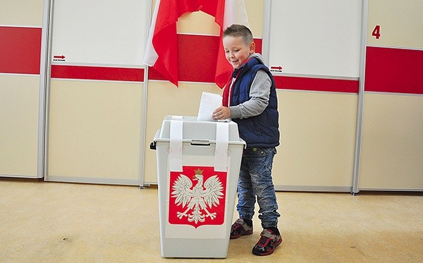  Głosowanie w komisji wyborczej w Zakrzowie (gm. Polska Cerekiew)