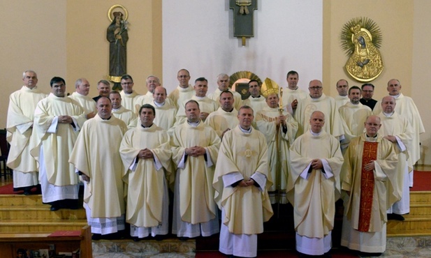 Wspólna fotografia jubilatów z biskupami Henrykiem Tomasikiem i Piotrem Turzyńskim po zakończonej Mszy św.