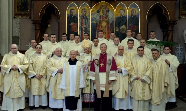 Do wspólnej fotografii przy ołtarzu pięciu kapłanów, męczenników radomskich okresu II wojny światowej, neoprezbiterzy stanęli z biskupami i członkami zarządu WSD w Radomiu