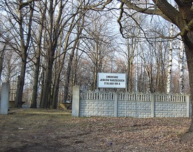 Za terenem stalagu VIII A w Koźlicach k. Zgorzelca znajduje się cmentarz jeńców radzieckich. Obecnie coraz częściej odwiedzany przez potomków więzionych tu jeńców