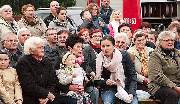  Tłumy na festynie parafialnym