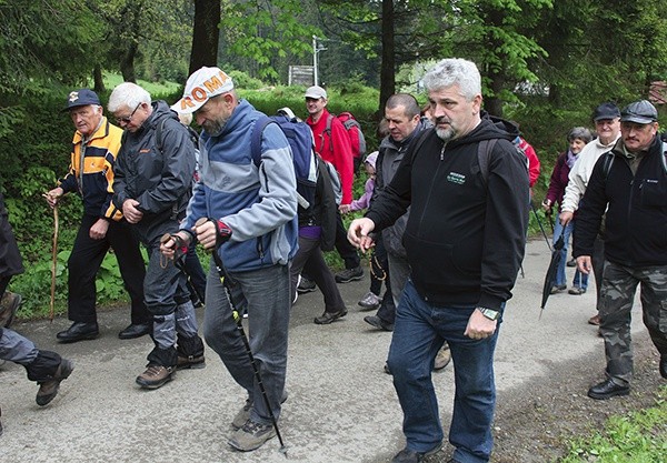  Niezależnie od pogody parafianie z Ujsoł wspólnie ruszają ze Złatnej Huty na szlak papieski dwa razy w roku 