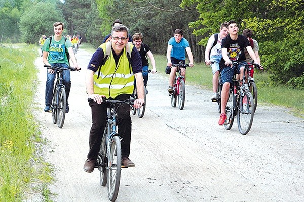  Dyrektor Przemysław Jabłoński na czele rowerowej wyprawy