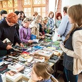  W przerwach można było kupić książki i inne materiały  oraz porozmawiać z prelegentami