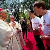  Młodzi odpowiedzialni za ŚDM z kard. Müllerem i abp. Skworcem