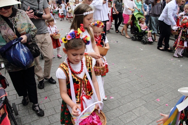 Boże Ciało w Krakowie - procesja z Wawelu na Rynek Główny - cz. 1