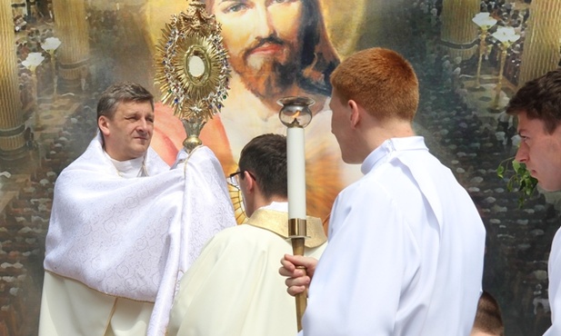 Błogosławieństwo przy pierwszym ołtarzu, przed kościołem Trójcy Przenajświętszej