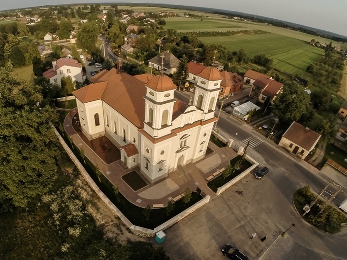 Rewitalizacja terenu wokół kościoła w Rzeczycy