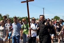 Pielgrzymi z dekanatu lubocheńskiego w drodze do Szczuk. Na czele grupy ks. Marcin Borządek