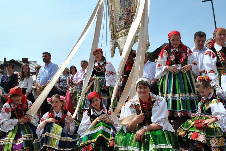 Zgodnie z tradycją w niedzielę po Bożym Ciele strojni Księżacy szli za Najświętszym Sakramentem