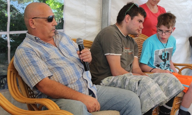 Goście młodych olimpijczyków - niepełnosprawni sportowcy - od lewej: Janusz Wasil, Michał Chrobak i Szymon Olek