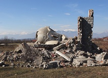 Jedna z serbskich cerkwi, zniszczona przez kosowskich Albańczyków, przy drodze na południe od Prisztiny, stolicy Kosowa