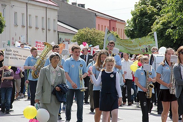   Barwny rawski pochód poprowadziła miejscowa orkiestra OSP 