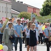   Barwny rawski pochód poprowadziła miejscowa orkiestra OSP 