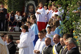 W oczekiwaniu na obraz i relikwie przed kościołem bł. Karoliny w Tarnowie