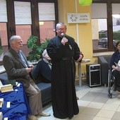 W czasie spotkania z cyklu „Noc Bibliotek” o. proboszcz Wiesław Wiśniewski dziękował za zainteresowanie i pomoc w porządkowaniu klasztornej biblioteki