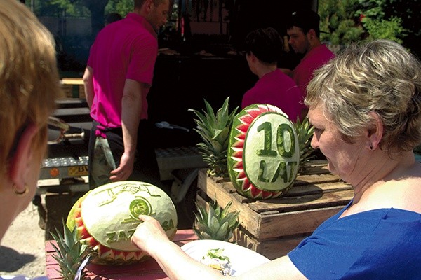 Te pięknie ozdobione arbuzy to także efekt pracy niepełnosprawnych, uczestników szkolenia z carvingu