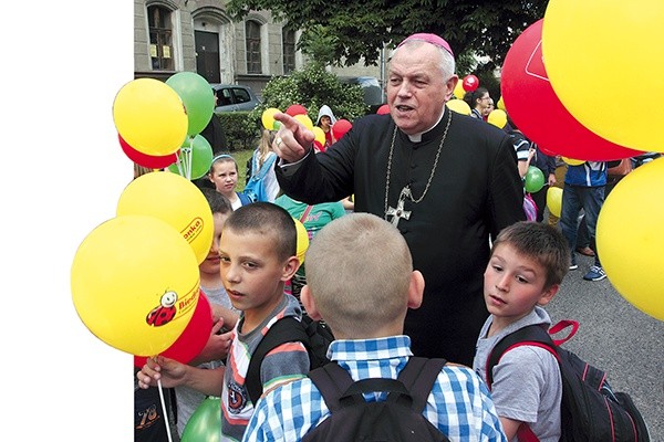 Wśród idących do parku miejskiego był bp Zbigniew Kiernikowski