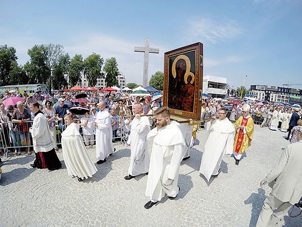 Bp Piotr Libera w czasie procesji z obrazem Czarnej Madonny podczas zakończenia peregrynacji w archidiecezji warszawskiej