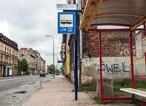 Na tym przystanku w Gliwicach niepełnosprawny czytelnik czekał 2,5 godz. na autobus, którym mógłby podróżować. Po tym czasie usłyszał od przewoźnika, by pojechał na inny przystanek szukać okrężnego połączenia