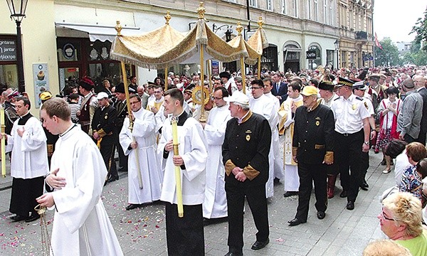 Polska woła o ludzi sumienia – podkreślał w Boże Ciało kard. S. Dziwisz