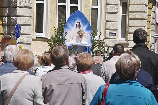 – Bardzo często stajemy wpatrzeni w Hostię, czyli w Tego, który mówi nam: „Ja jestem Chebem Życia”. On chce, żebyśmy się Nim karmili – przypomniał wiernym bp Dajczak