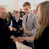 Nagrodę "Dziecięcy uśmiech" od dziecięcej Rady Gminy odbiera ks. prał. Henryk Ćwiek