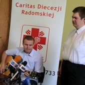 Mariusz Kita śpiewa, akompaniuje mu na gitarze Karol Wójcik