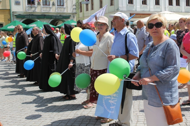 Rodzinny polonez na Marszu dla Życia i Rodziny