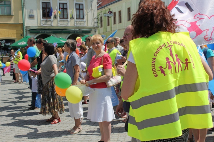 Rodzinny polonez na Marszu dla Życia i Rodziny